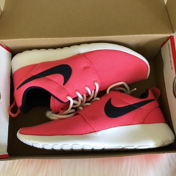 New w/box Nike Rosche One in Women’s size 6 - Picture 2 of 6